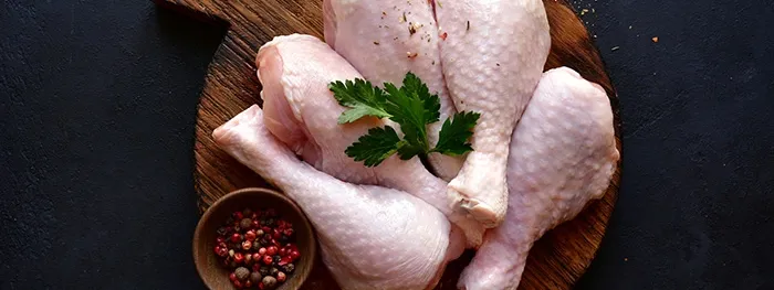 Fresh poultry meat: drumsticks from broilers.