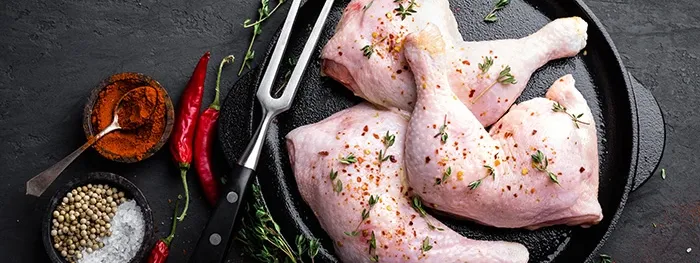 Fresh poultry meat: legs from broilers.