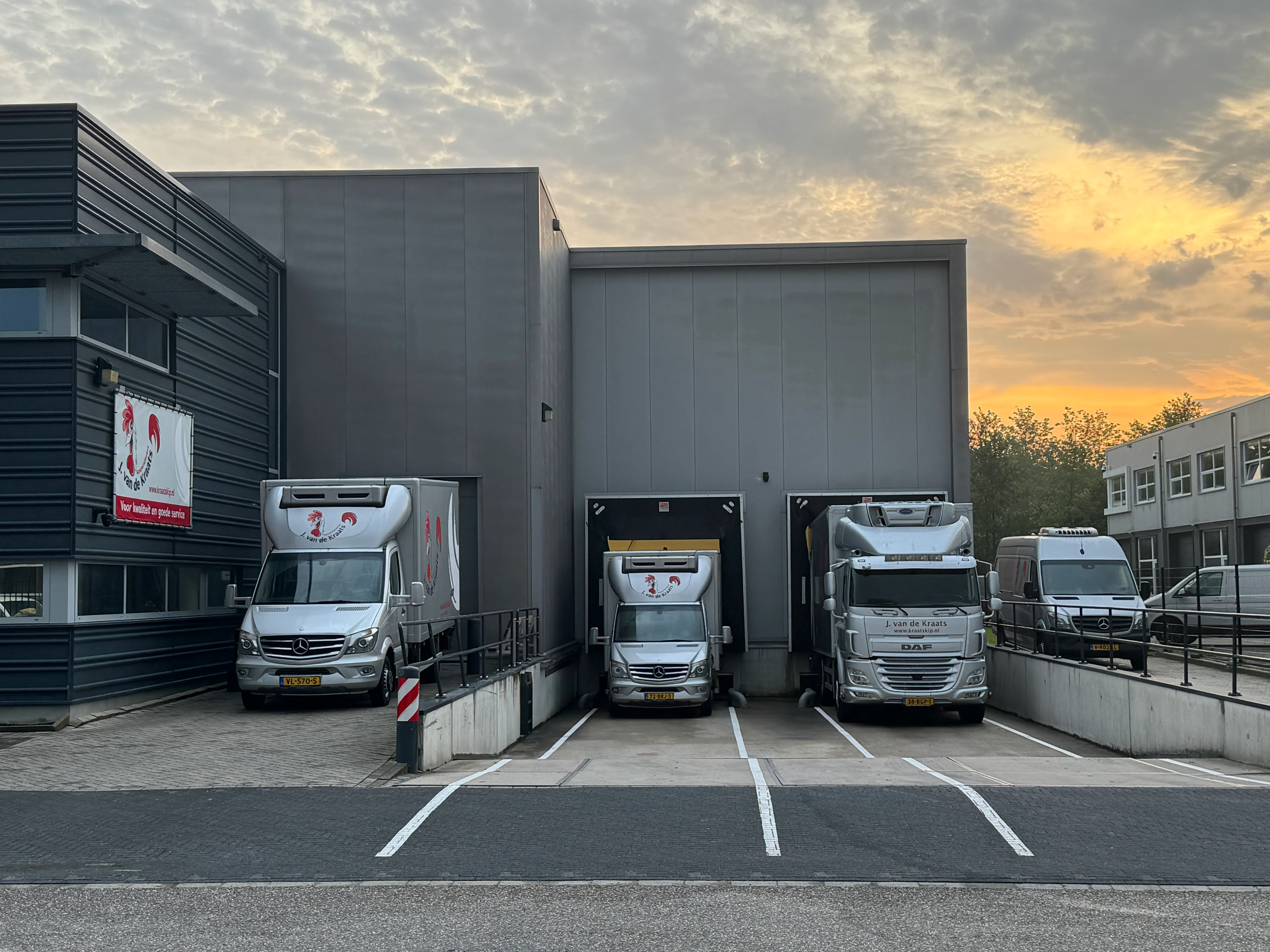 Foto vrachtwagens Kraatskip.nl voor docks